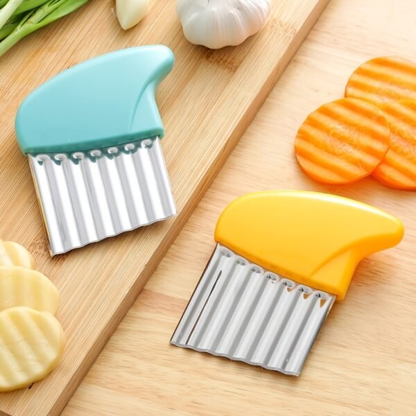536e4ccc53ea9f2be902ccac4471b823.jpg Stainless Steel Deep Wolf Tooth Potato Cutter with Wavy Slice Design